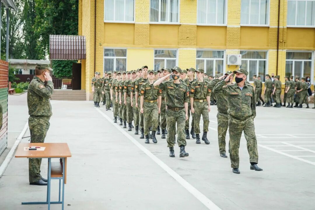 Гибель на плацу. Построение на плацу. Строй солдат на плацу. Солдаты на плацу. Военнослужащие на плацу.