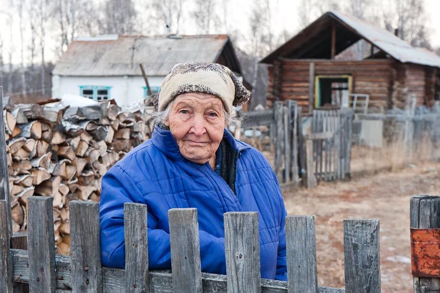 Деревня пенсионеров. Пенсионеры в деревне. Бабушка в деревне. Бабка в деревне. Деревенская старушка.