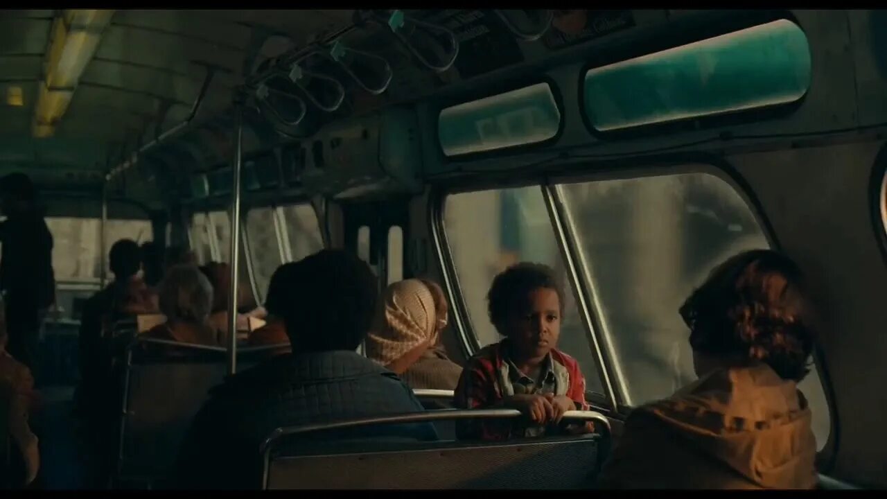 The bus the end. Хоакин Феникс в автобусе. Джокер фильм 2019 в автобусе. Артур Флек в автобусе.
