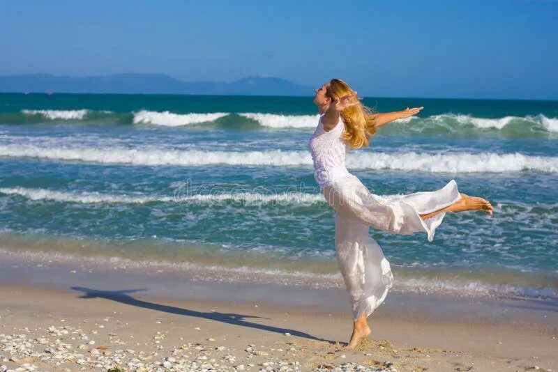 Танцы у моря. Море танцует. Танцующая женщина на закате на берегу океана. Девушка танцует у моря.