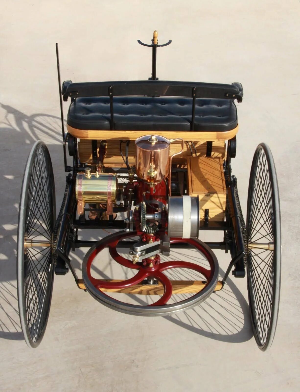 Первый автомобиль на бензине. Benz Patent-Motorwagen 1886. Бенц Моторваген.