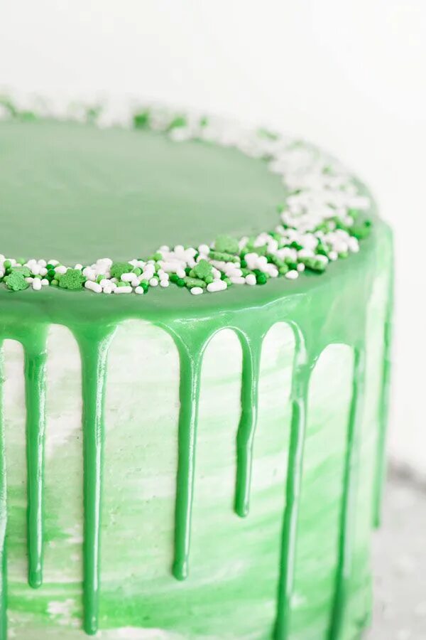 Торт с зеленым декором. Украшение торта глазурью. Торт с зеленой глазурью. Украшение зеленого торта. Как сделать подтеки глазурью