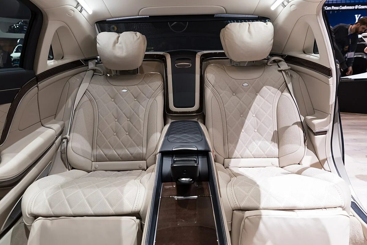 Салон mercedes maybach w222. Mercedes-benz s 560 maybach салон. Мерседес-бенц s 450 4 matic maybach. Mercedes benz w222 maybach. Mercedes-benz s 450 4matic maybach.