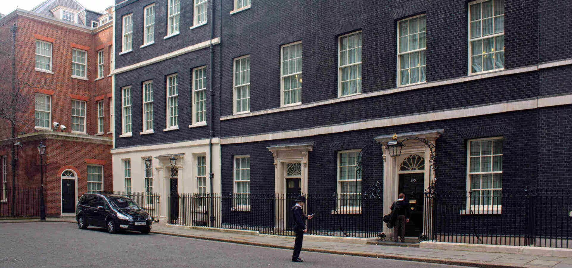 Резиденция премьер-министра великобритании. Даунинг-стрит в лондоне. Даунинг стрит 10. Даунинг-стрит 10 в лондоне. Резиденция премьер-министра великобритании.