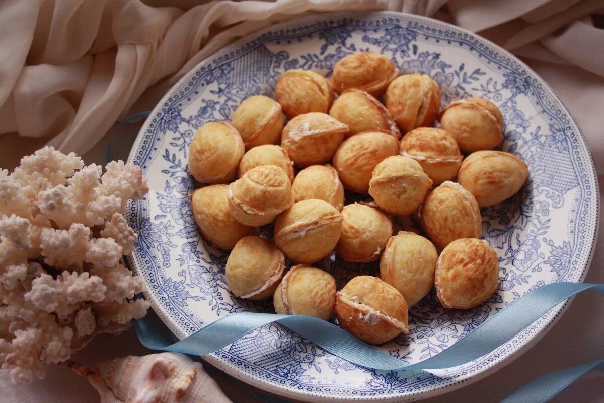 Классический рецепт теста на орешки. Печенье с орехами. Орешки со сгущенкой. Орешки с кремом. Орешки творожные.
