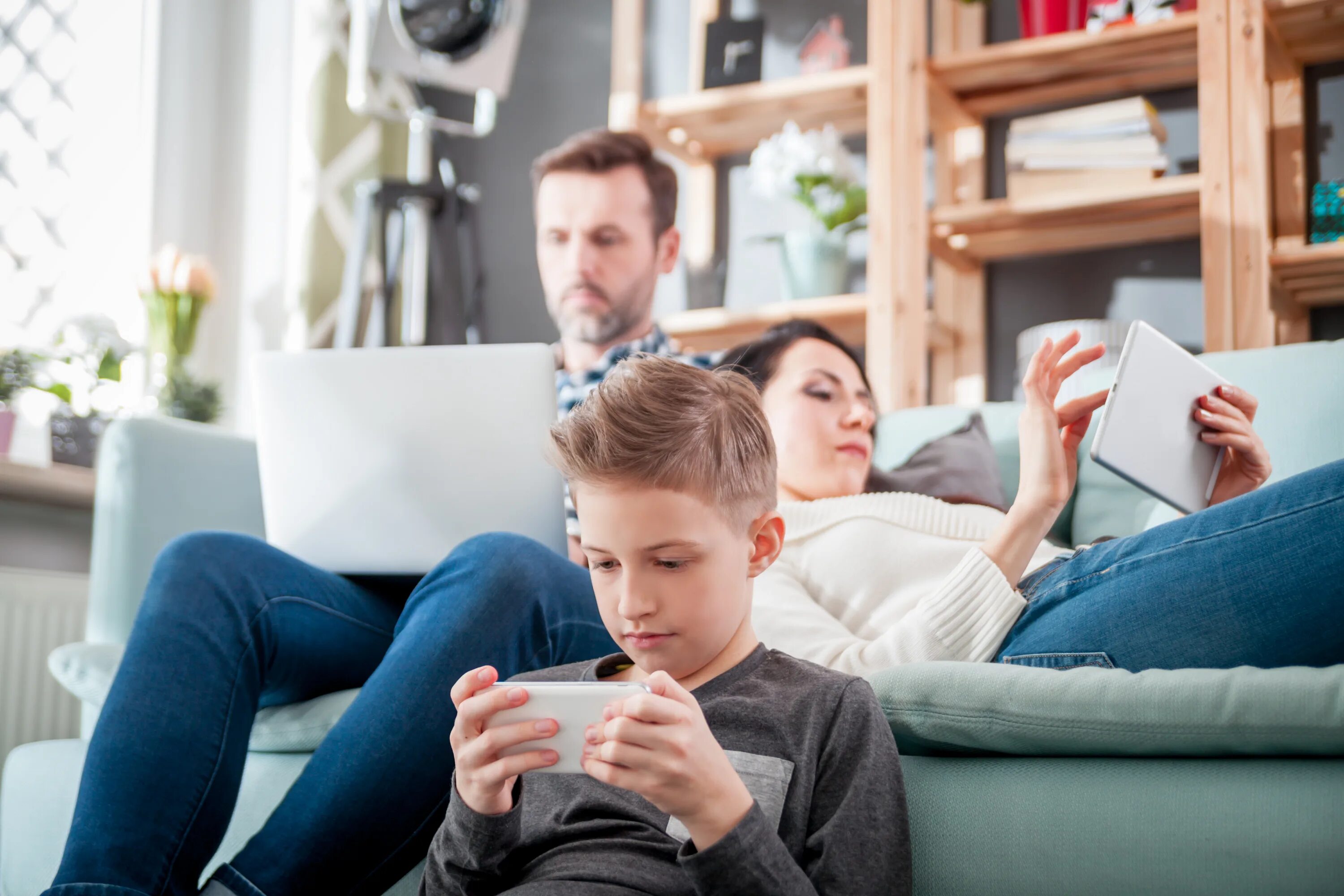 Подростки смотрят телевизор. Люди с гаджетами. Семья с планшетом. Детям об интернете. Семья в смартфонах.