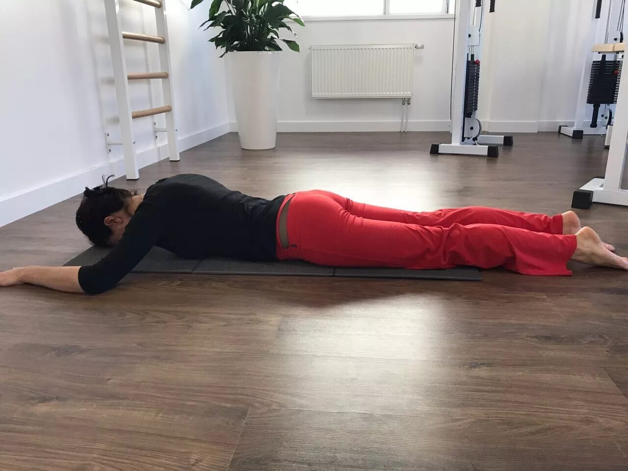 Удивительно занятие лежать на спине. Упражнения для спины на полу лёжа. Упражнения лежа на животе. Лежит на животе. Гимнастика для позвоночника на полу.