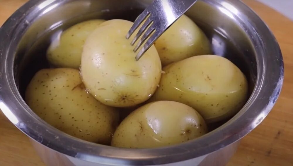 Сколько варить картошку очищенную после закипания. Отварка картофеля. Картофель в мундире. Вареная картошка в мундире. Отварить картофель.