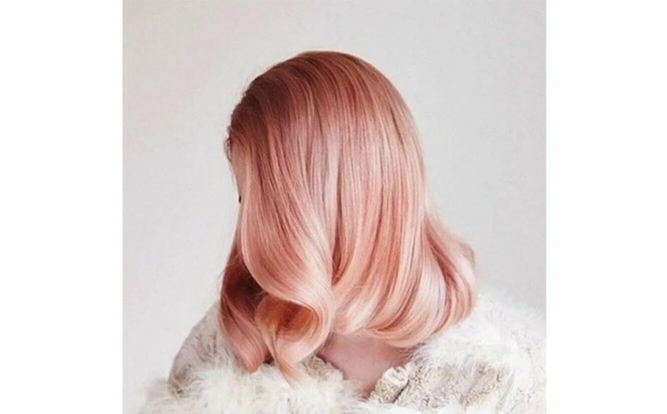 Розовое дерево волосы. Пепельный клубничный блонд. Роуз Голд цвет волос. Розовые волосы. Розовое окрашивание.