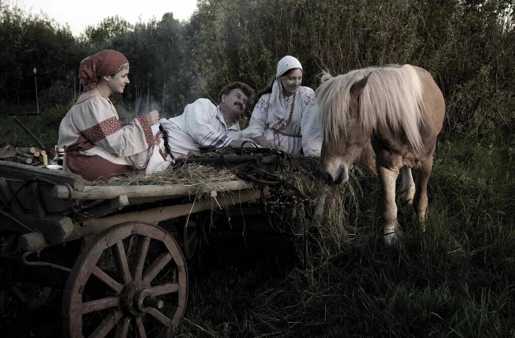 Чем был приезд фотографа для жителей села. Телега деревенская. Крестьянин на телеге. Человек в телеге. Фотосессия с телегой.