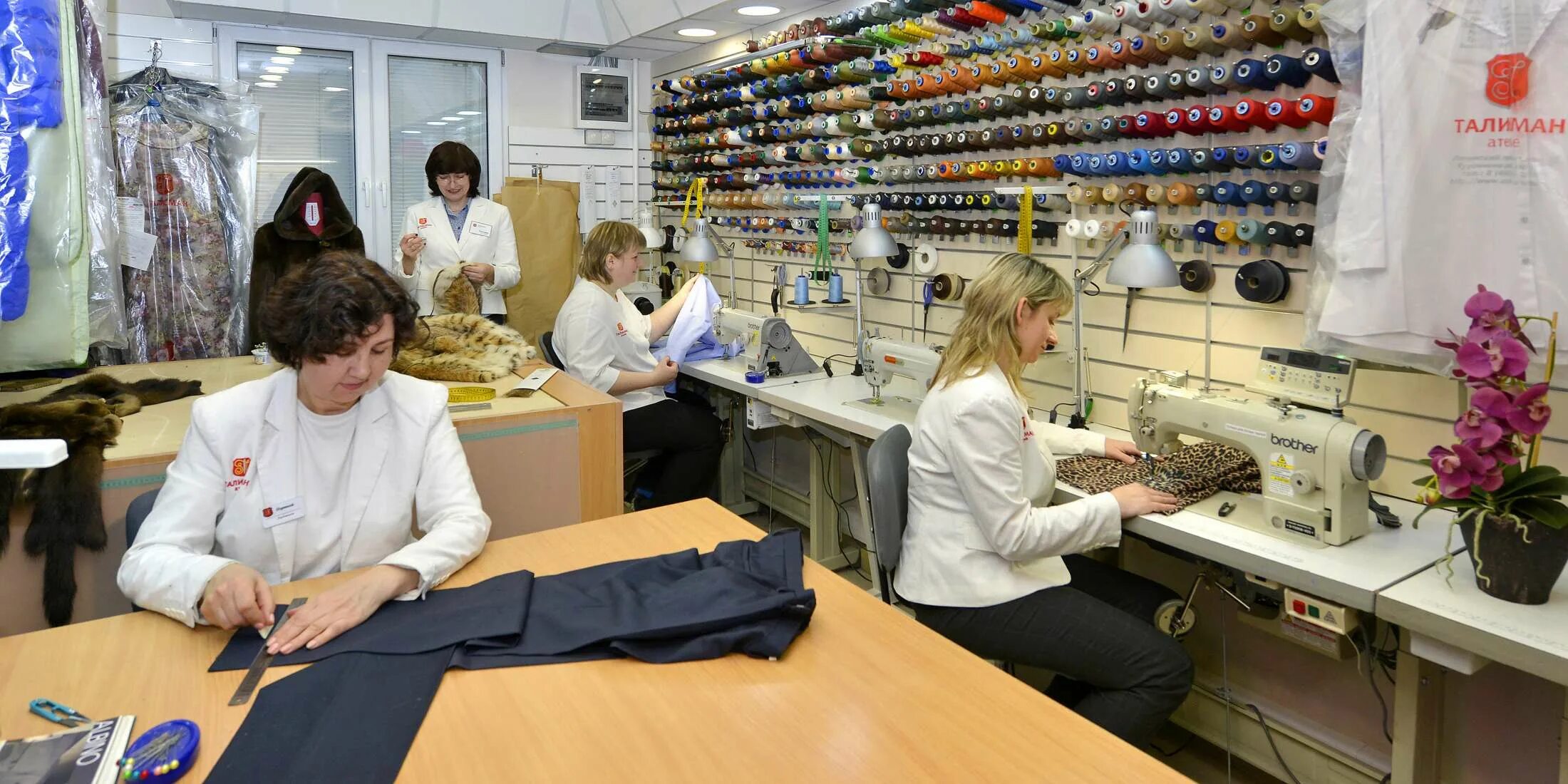 Название швеи. Вывески швейных мастерских. Конструкция швейной машины основные детали и узлы. Вывески швейных мастерских. Вывеска ателье по пошиву.