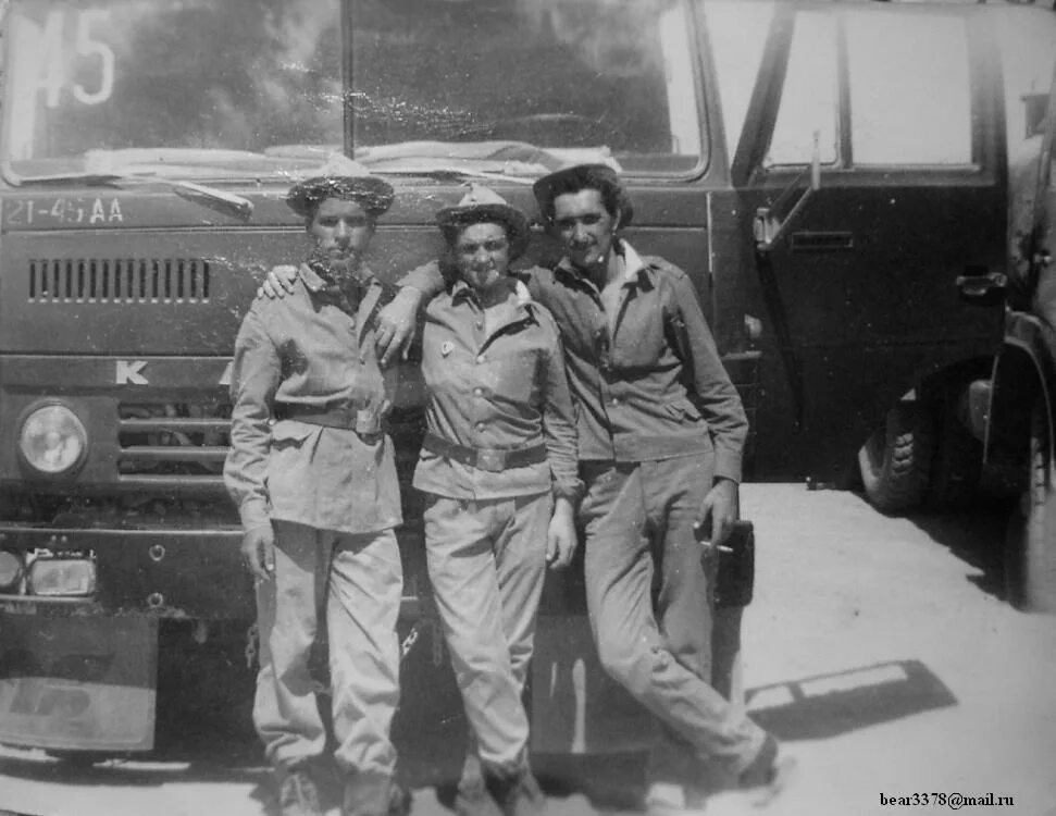 Водила афгана. Камаз наливник афганистан. Камаз в афганистане. Дальнобой ссср. Камаз в афганистане 1979-1989.