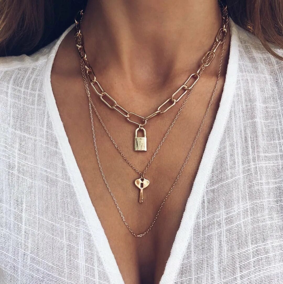 Подвеска цепочка. Модные цепочки на шею. Цепочка на шею женская. Цепочка с круглым кулоном. Красивые цепочки на шею.