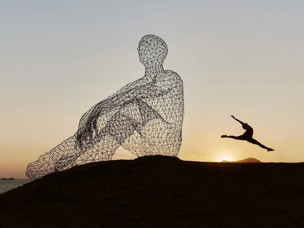 Арт объект таврида в судаке. Судак человек. Арт объекты таврида в крыму. Бухта капсель таврида арт. Бухта капсель крым фестиваль таврида.