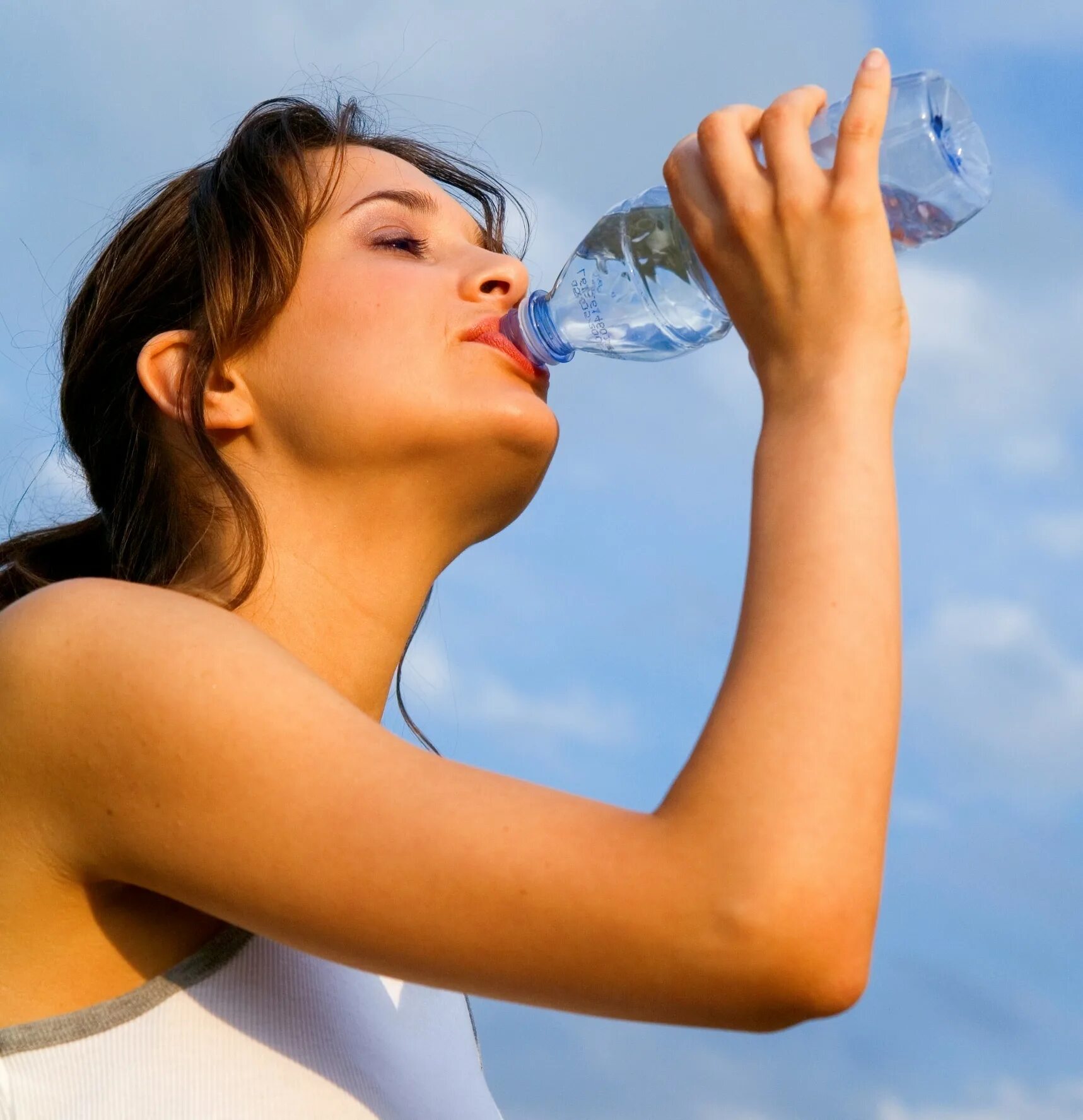 Жажда. Пить воду. Питье воды. Человек пьет воду. Девушка со стаканом воды.