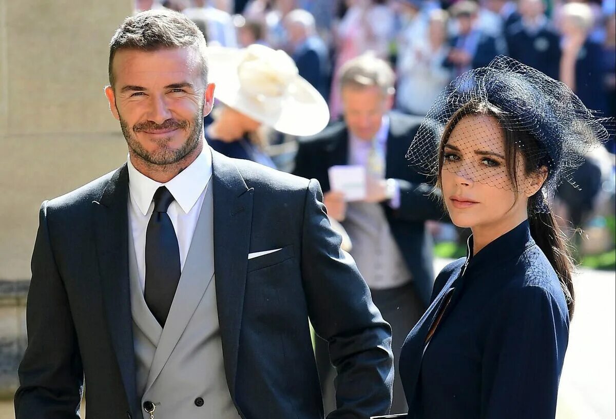 Дэвид бекхэм с женой. Жена бекхэма. David beckham and victoria beckham. Дэвид бекхэм на свадьбе принца. David and victoria beckham.