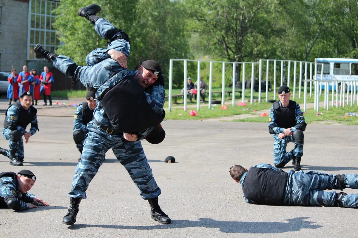 Полицейская тренировка. Прикладной рукопашный бой спецназа. Тренировка для полиции. Тренировка полиции России. Захват группы детей