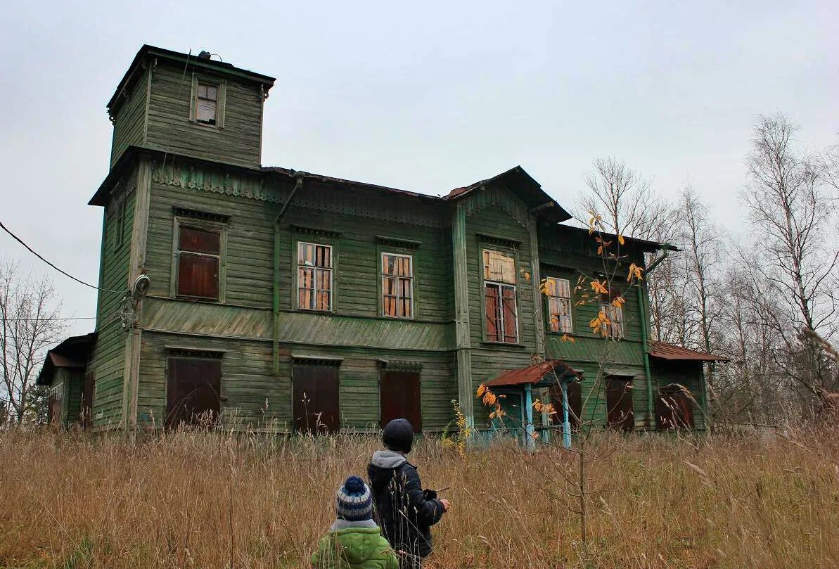 Старые дома живые. Дом с привидениями Омск. Заброшенный особняк Manor House 2. Истринский дом с привидениями. Дом с привидениями во Владимире.