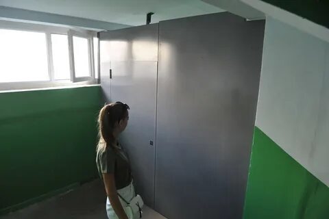 В подъезде с ней