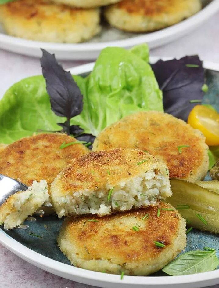 Котлеты с картошкой рецепты с фото. Картофельные котлеты. картофельные биточки. картофельные котлеты из пюре. картофельные биточки из пюре.