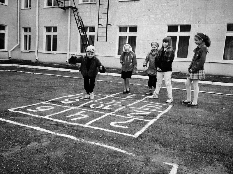 Классики во дворе. Дворовые игры ссср. Детские дворовые игры в ссср. Игра дворовые игры ссср. Детские дворовые игры в ссср.