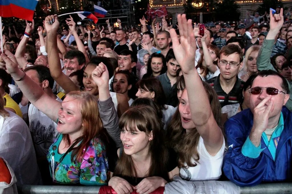 Концерт россии сегодня. Недовольные зрители. Зрители на улице. Зрители на красной площади. Зрители радуются.