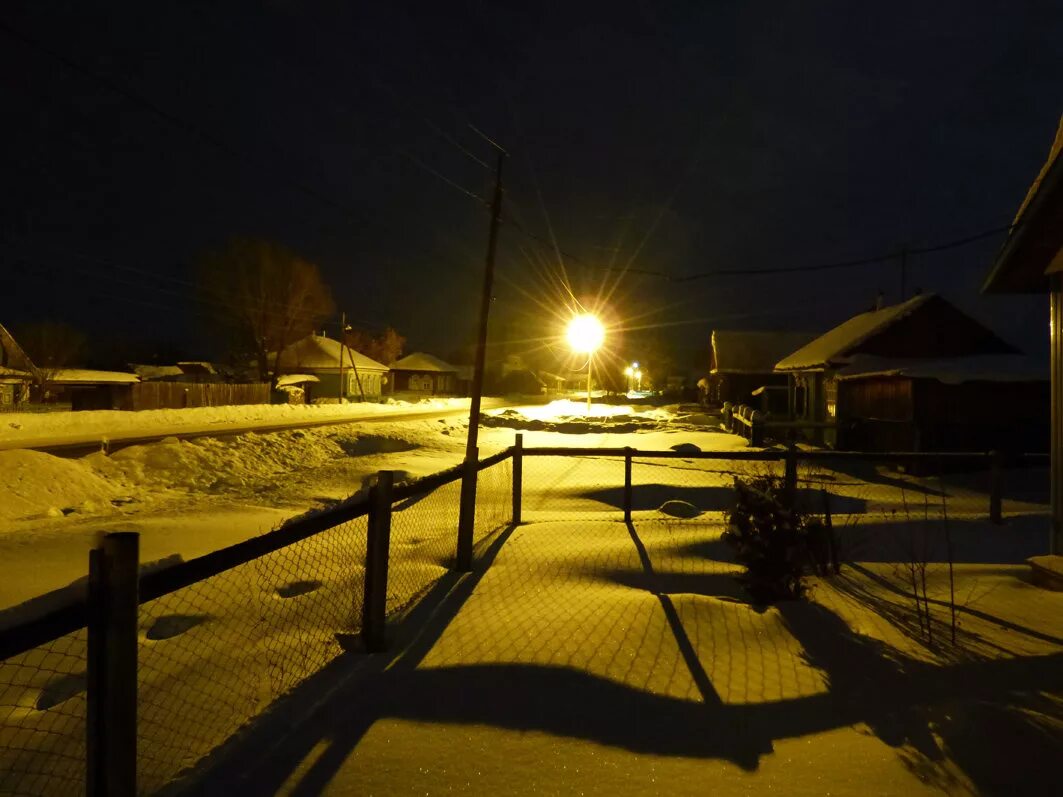 Село тени. Зима ночь деревня. Деревня зимой ночью. Зимняя ночь в деревне. Поселок ночью зимой.