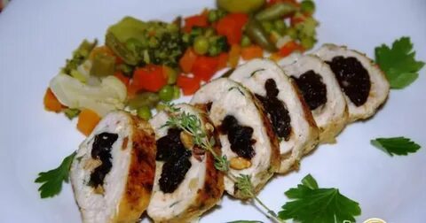 Рулет из курицы с черносливом в духовке