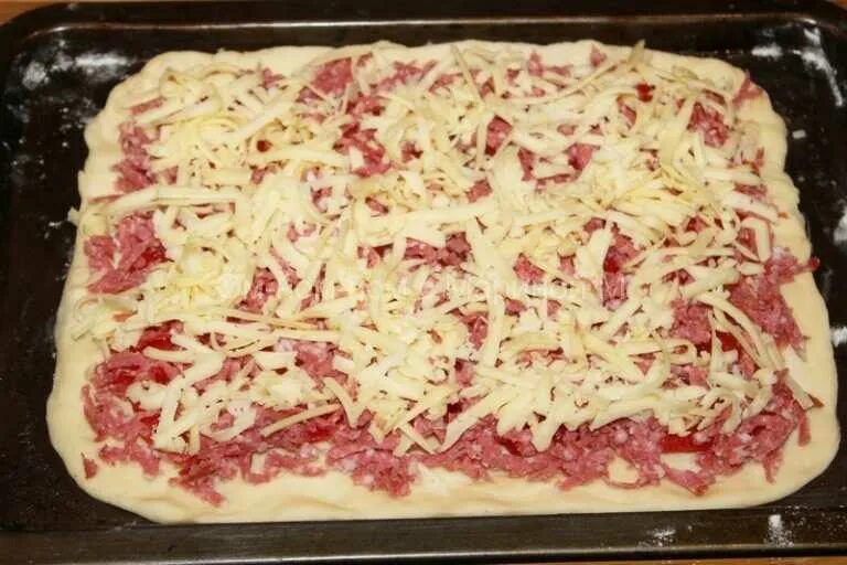 Пицца в духовке с колбасой и сыром и помидорами. Пицца с колбасой и сыром в духовке. Домашняя пицца с колбасой и сыром. Начинка для пиццы с колбасой.