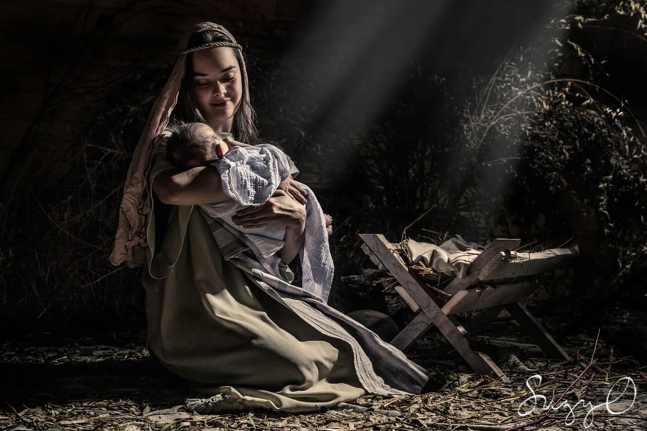 Mary keep. Mary mother of God 2022. Maria holding the Baby Jesus. Mary lusantillian.