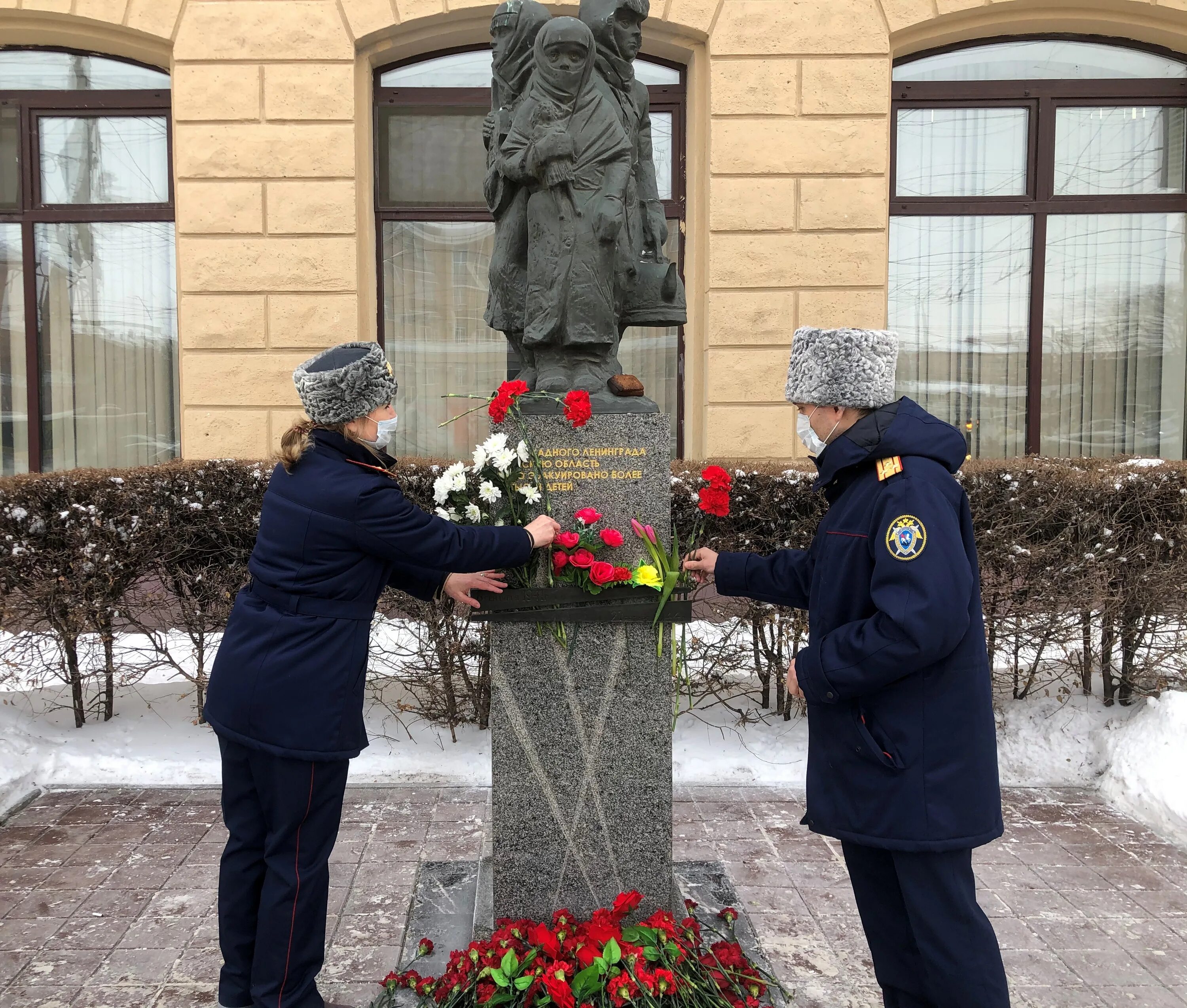 Следователи в блокадном ленинграде. Памятник детям блокадникам в Омске. Памятник блокадникам Ленинграда. Памятник детям блокадного Ленинграда в Омске. Дети блокадного Ленинграда памятник Ленинград.