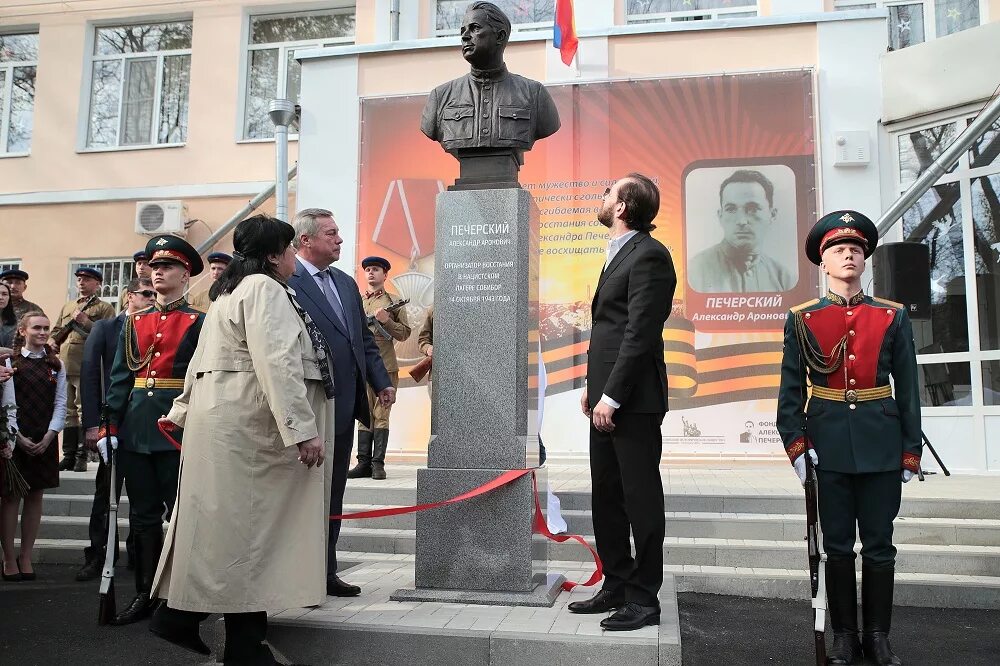 Открыли памятник александру. Памятник Печерскому в Ростове на Дону.