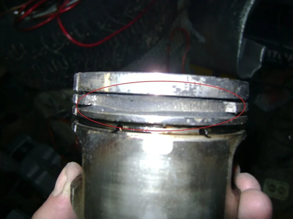 Маслосъёмные кольца ваз 2107. Двигатель 2106 подобрать кольца на поршень. Поршень двигателя ваз 2107. Как поменять кольца на ваз. Ваз 2109 зазор поршневых колец.