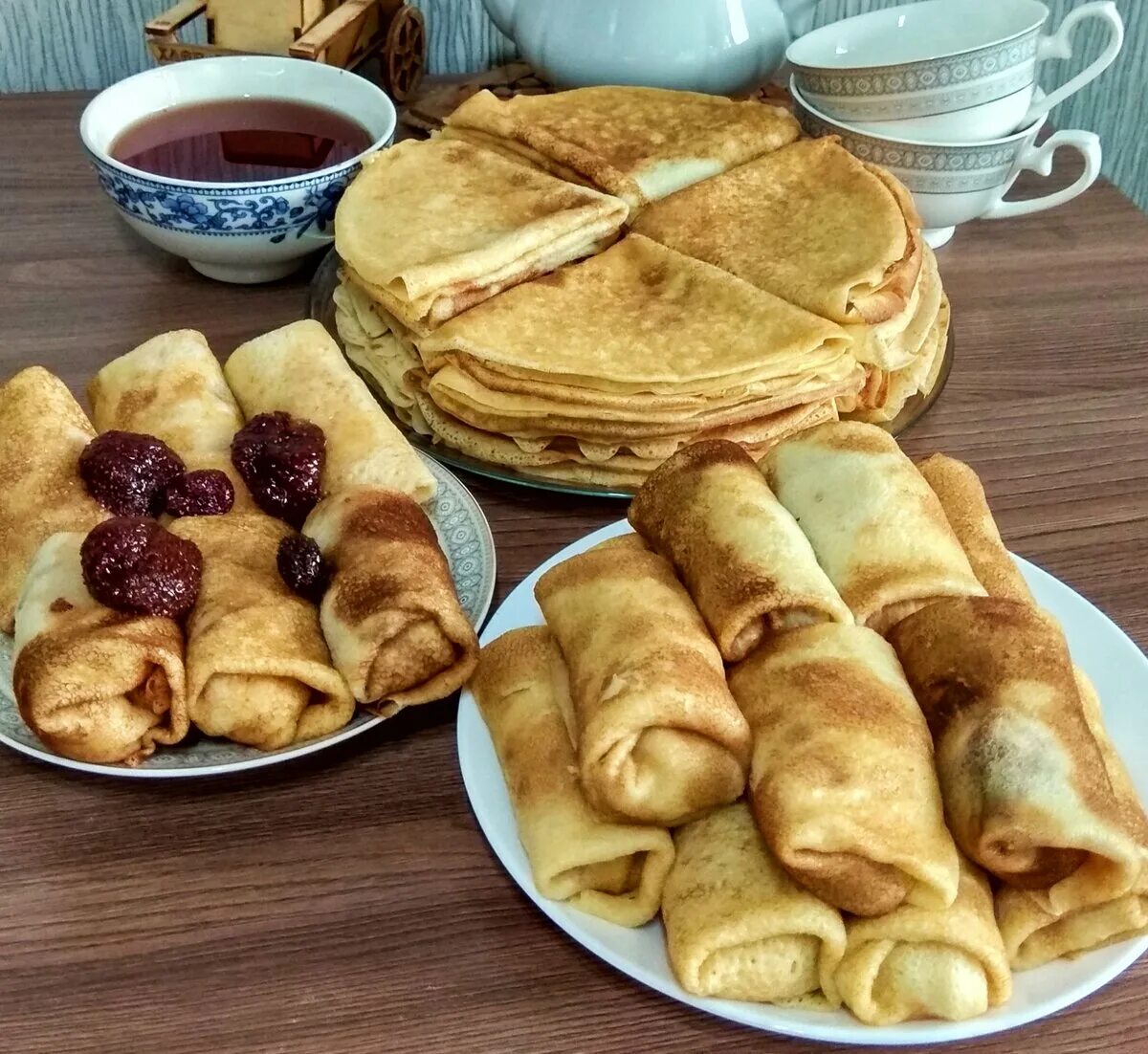 Блинчики на тарелочке. Масленица. Блинные угощения на масленицу. Стол на масленицу. Французские блины креп сюзетт.