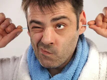 Ребенок ткнул палочкой в ухо