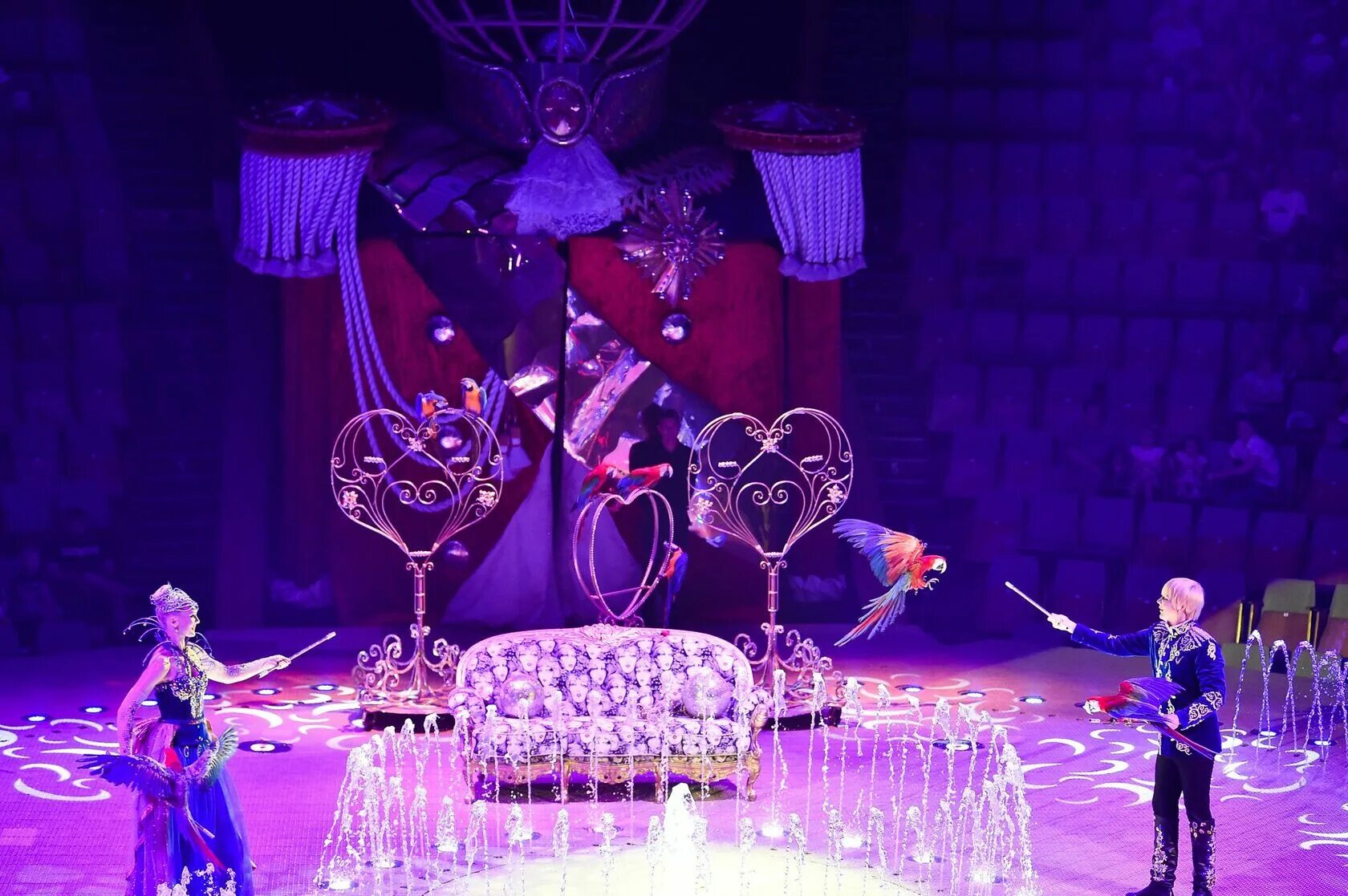 Принц цирка шоу фонтанов Краснодар. Цирк на Фонтанке принц цирка. Розовый цирк. Артисты цирка принц цирка.