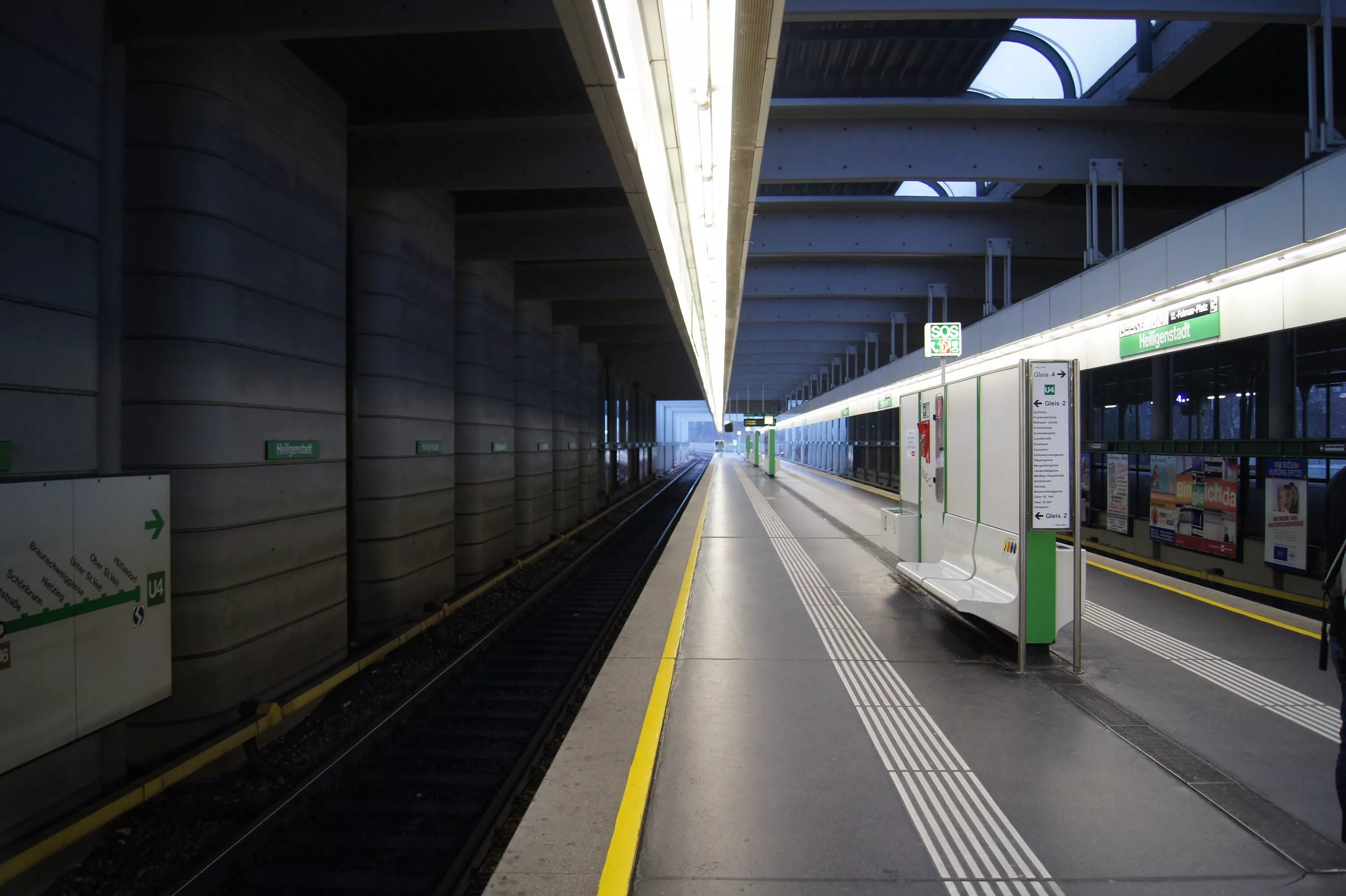 Длинный перрон. Перрон метро Петербурга. Станция метро перрон. Vienna Austria метро. Платформа метро.