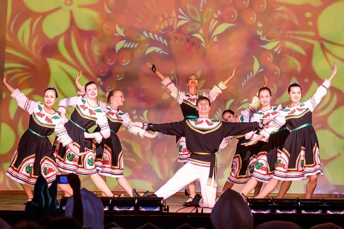 костюмы для русского народного хора. танцы народов россии. танец попурри современный. костюмы для народного хора. музыка народов ближнего зарубежья.