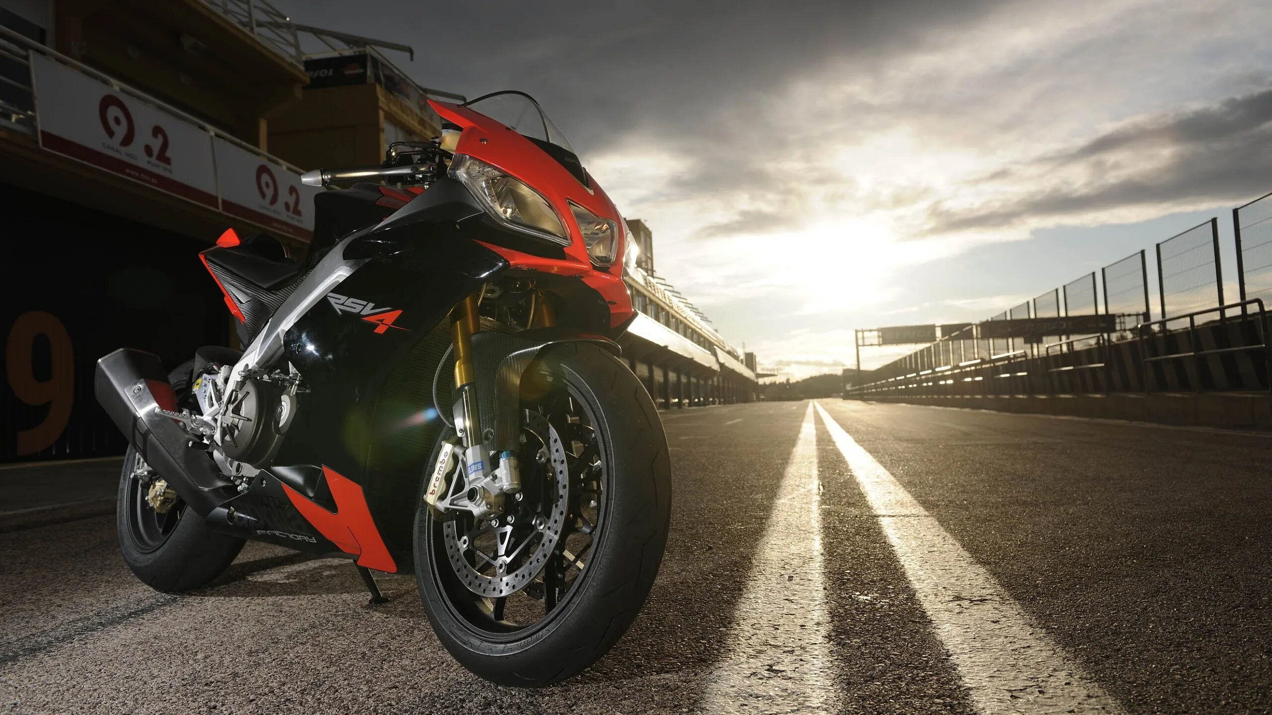 Trident 660. Kawasaki ninja h2 тюнинг. Ktm 990 supermoto. Motorbiker. Стоковый мотоцикл.