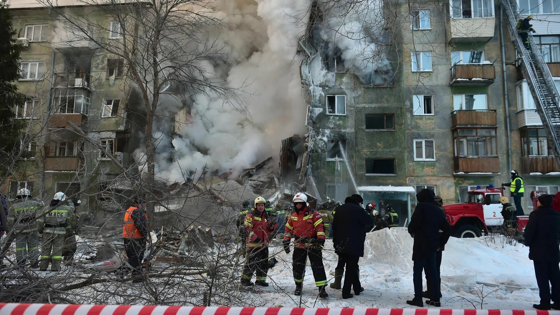 Обрушились несчастья. В Новосибирске взорвался дом. Взрыв газа в Новосибирске в жилом доме. Обрушение дома в Магнитогорске. Взрыв жилого дома в Магнитогорске (2018).