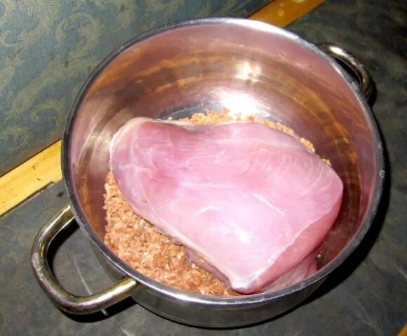 Сколько варить индейку филе кусками. Мясо индейки варится. вареная индейка розовая внутри. сколько варить индейку филе. филе индейки вареное.