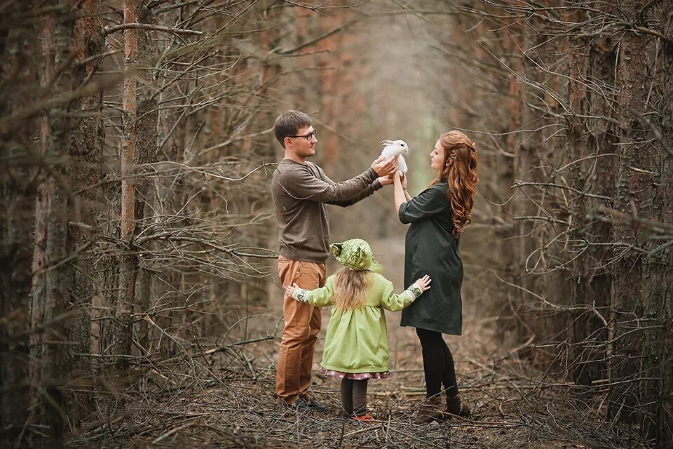 Осень другая семья. Фотосессия в лесу. Семья в лесу. Семейная фотосессия в лесу. Фотосессия в лесу осенью семьей.