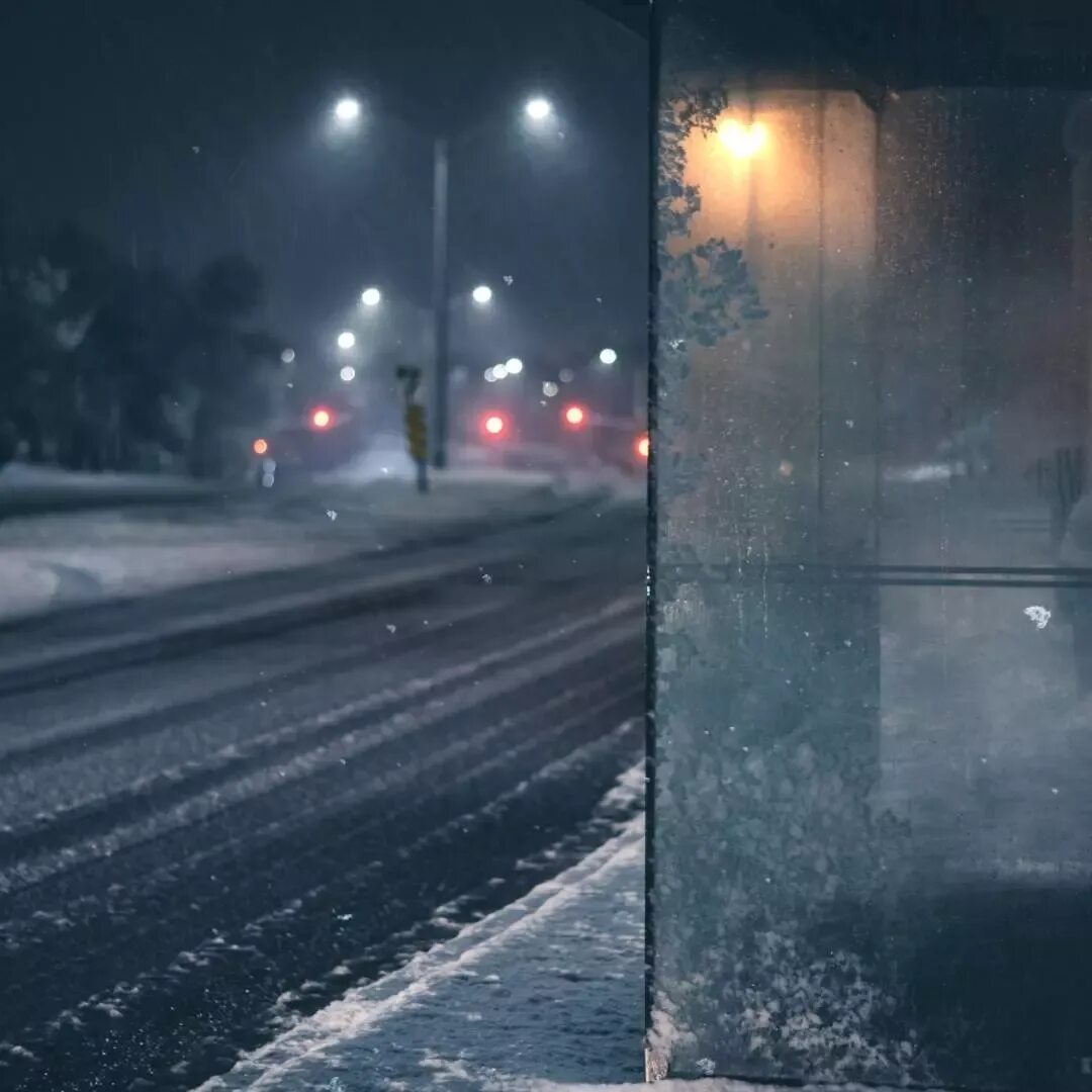 Живой остановиться. Зимняя ночная остановка. Остановка зимой ночью. Вид из окна автобуса. Автобусная остановка зимой ночью.