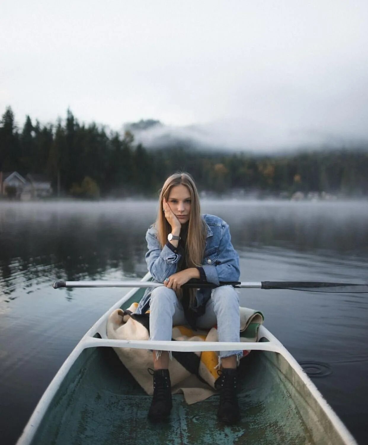 Lake girl. Девушка в лодке. Фотосессия в лодке. Фотосессия в лодке девушка. Фотосессия в деревянной лодке.