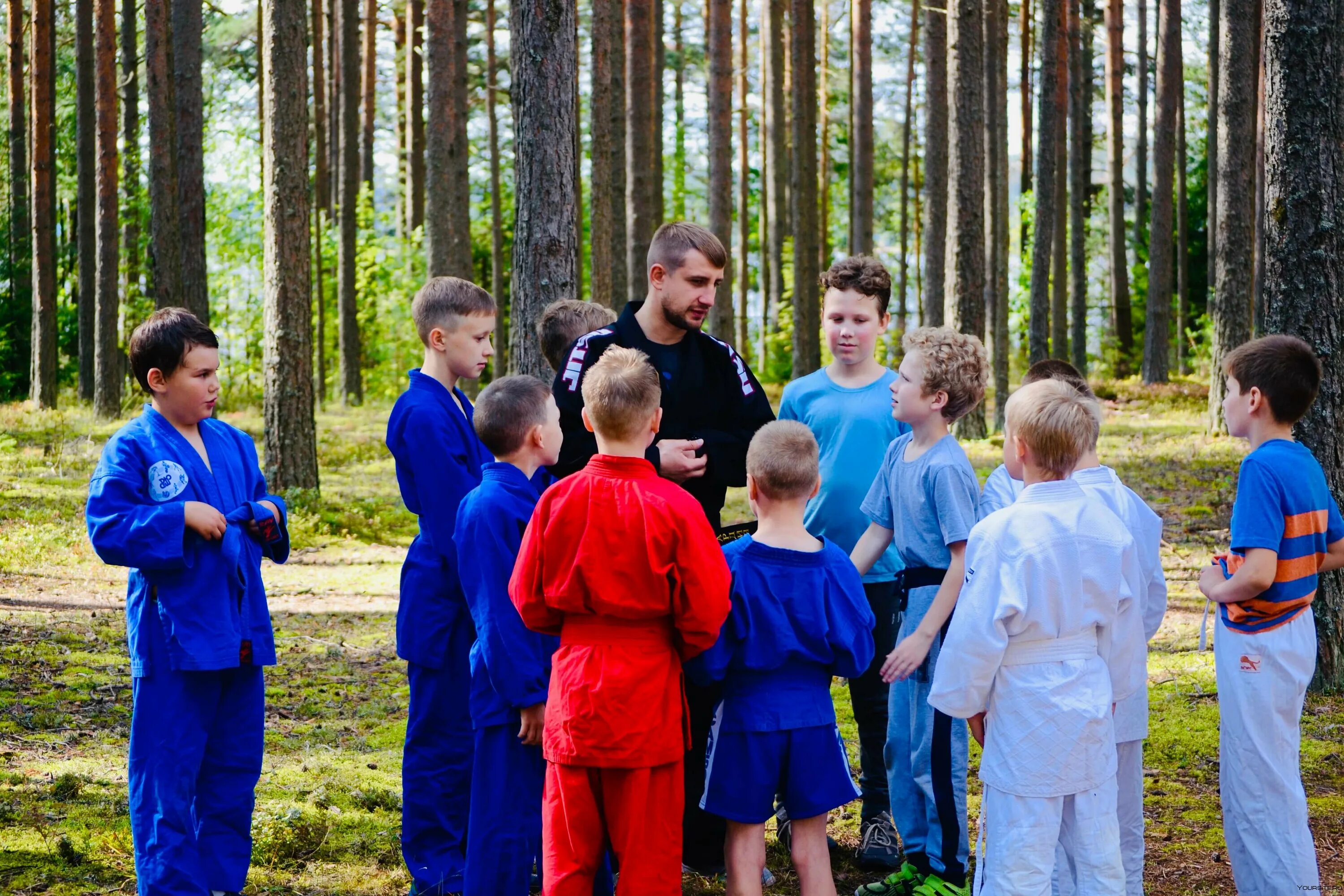 Вася для поездки в спортивный лагерь. Летний спортивный лагерь. Детский спортивный лагерь. Детские спортивные лагеря. Спортивный лагерь для детей.