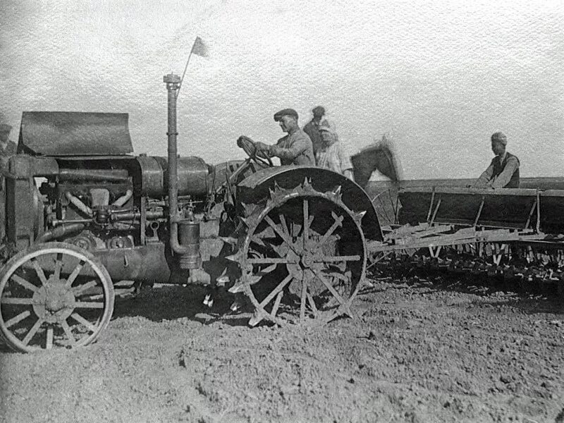 Создание машинно тракторных станций. СТЗ-ХТЗ 15/30. Трактор ХТЗ 1930. ХТЗ 15 30 трактор. Плуг для трактора СХТЗ 15/30.