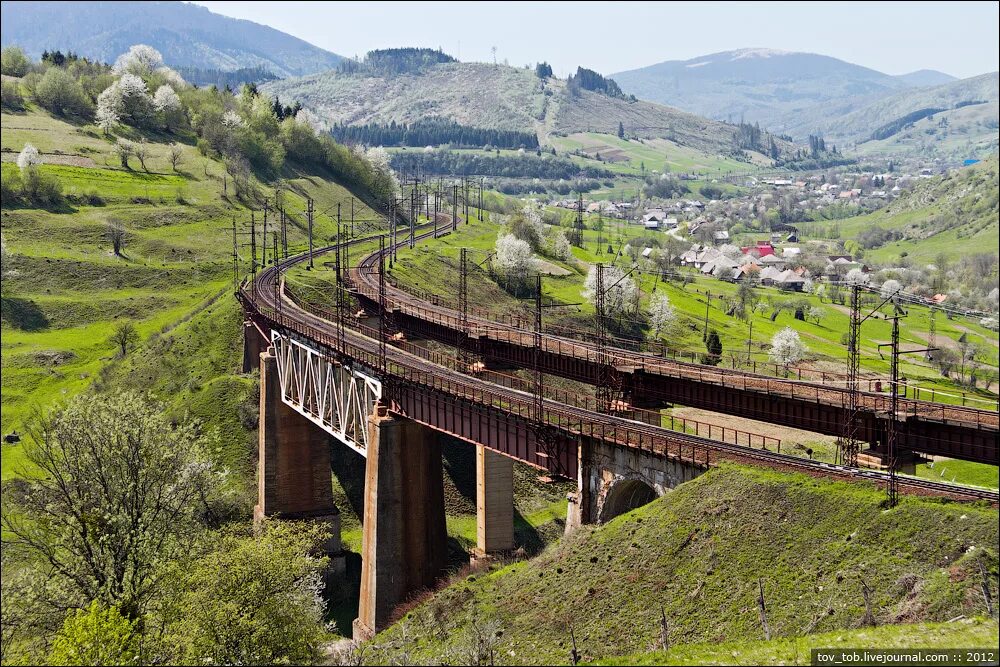 Железнодорожный мост виадук Ворохта. Карпаты железная дорога. Железная дорога в Закарпатье. ЖД мост Карпаты.