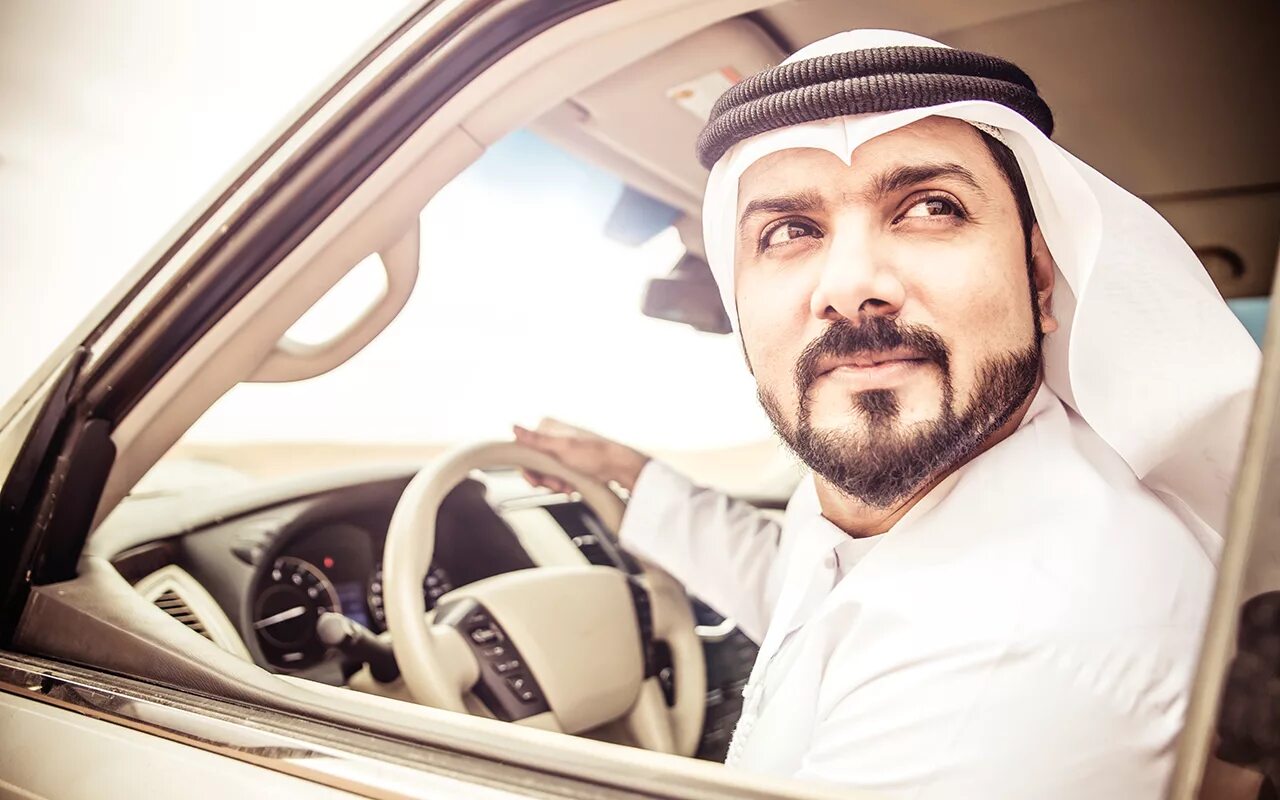 Машины мусульман. Араб за рулем. Арабский Шейх за рулем. Арабы на машинах. Арабский мужчина в машине.