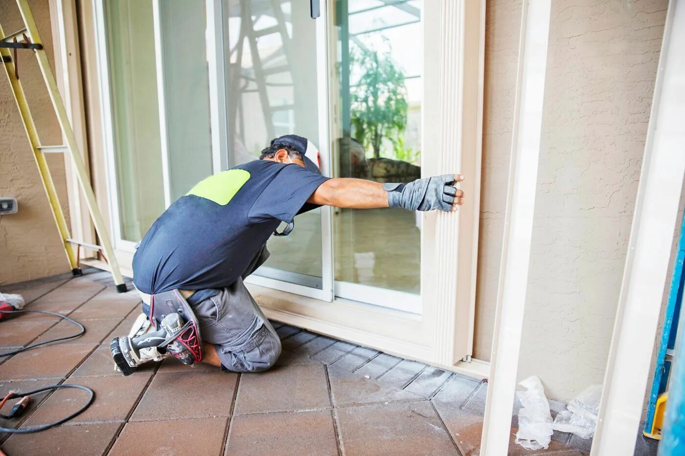Работа по установке окон. Установка окон. конструкция пластиковых окон. glass door repairs. door installation.