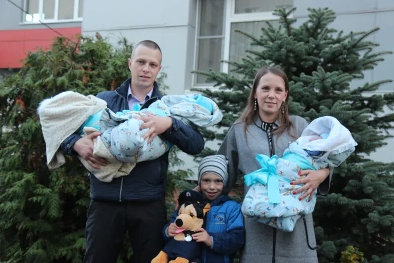 тройняшки выписка. фотозона на выписку из роддома. перинатальный центр ростов выписка. тройняшки на выписке. выписка из роддома троцня.